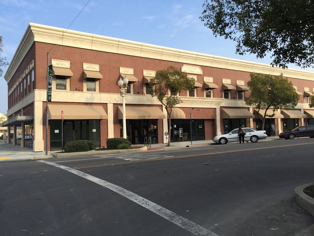 Retail For Lease: 213 W 8th St, Hanford, CA 93230